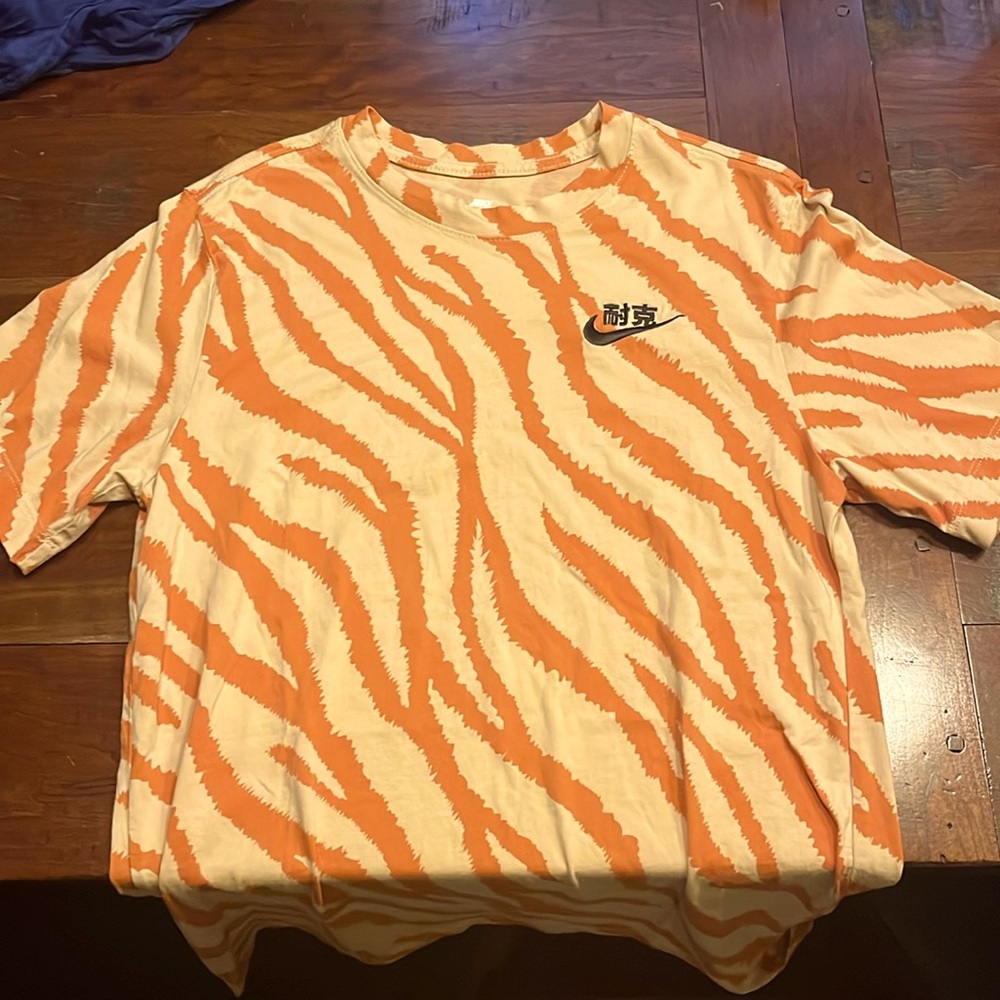 Nike Tee Men's Tiger‎ Stripe Print Embroidered Swoosh Logo Short Sleeve AS New